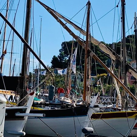 Les Toits De Sanary Et La Mer Luaran gambar