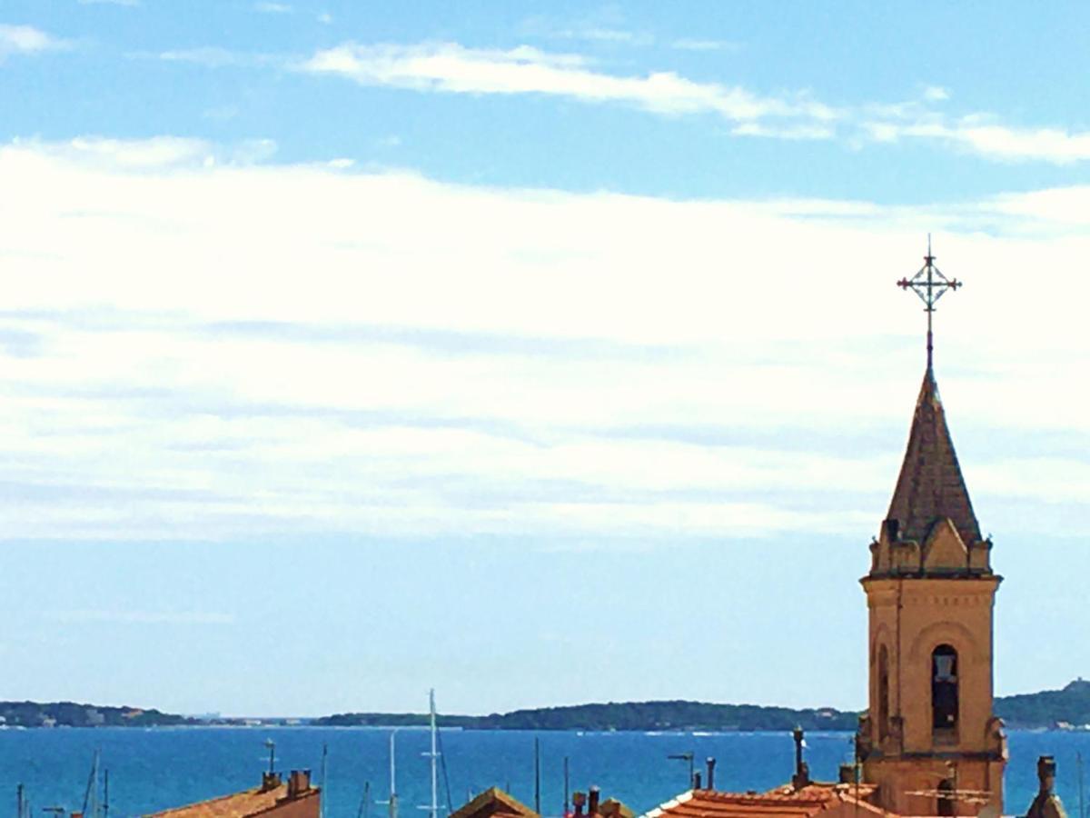 Les Toits De Sanary Et La Mer Luaran gambar