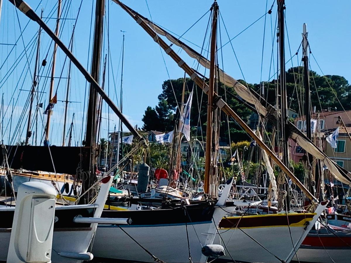 Les Toits De Sanary Et La Mer Luaran gambar