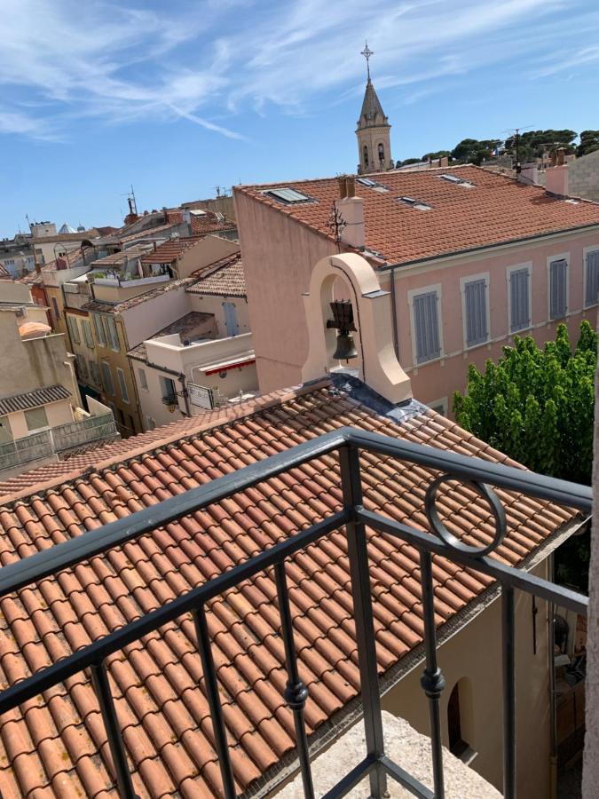 Les Toits De Sanary Et La Mer Luaran gambar